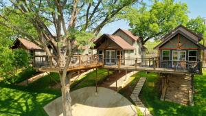 Zahrada ubytování Treetop River Cabins on the Guadalupe River