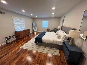 Afbeelding uit fotogalerij van Love at First Sight Retreat Luxury 4 bed 4 bath near DC Family Home in Annandale