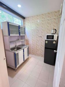 Кухня или мини-кухня в Elephant Sports Bar and Accommodation
