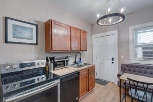 Prime 2BR Gem, Near Convention Hub!的厨房或小厨房