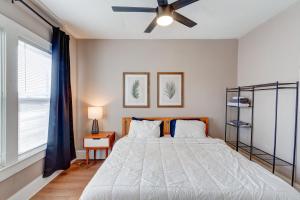 Prime 2BR Gem, Near Convention Hub!客房内的一张或多张床位
