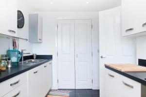 Kuchyň nebo kuchyňský kout v ubytování Lovely 2-Bed Apartment in London