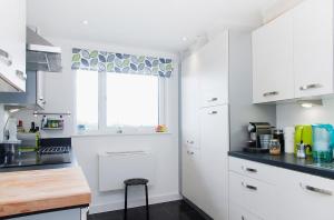 Kuchyň nebo kuchyňský kout v ubytování Lovely 2-Bed Apartment in London