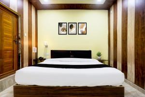 Un dormitorio con una cama grande en una habitación. en HOTEL O ELEGANT, en Prayagraj