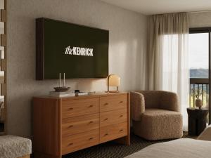TV a/nebo společenská místnost v ubytování The Kenrick Hotel