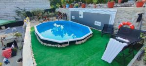 Draufsicht auf ein Schwimmbecken mit Bühne in der Unterkunft CasaPinto in Castro Daire