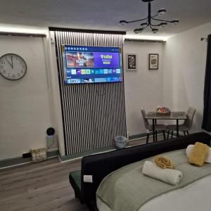 Μια τηλεόραση ή/και κέντρο ψυχαγωγίας στο Balco Strata Studio