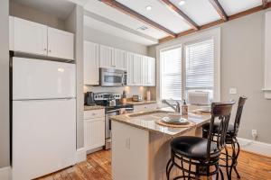 Η κουζίνα ή μικρή κουζίνα στο King Bed 2 Baths Near River Shopping Walk Savannah-5