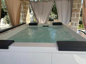 a jacuzzi tub in a room with at B&B Angolo Magico in Baia Di Gallipoli