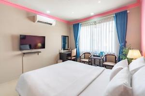 TV a/nebo společenská místnost v ubytování La Serena Hotel & Apartment
