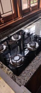 Ein Kochfeld mit einem Haufen Brenner drauf. in der Unterkunft Happy House - Casa ideal para grupos na cidade dos Canyons in Praia Grande + 84 Fotos