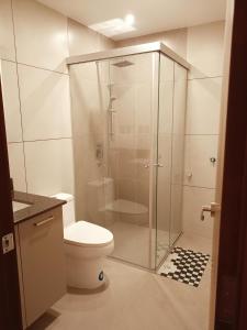 a bathroom with a glass shower with a toilet at Nuevo departamento de lujo céntrico Zona Obrajes in La Paz