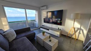 Televízia a/alebo spoločenská miestnosť v ubytovaní Apartments Paradise Lloret