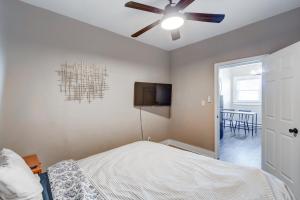 Prime 2BR Gem, Near Convention Hub!客房内的一张或多张床位