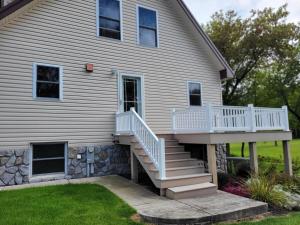 Una casa con una escalera al costado. en Modern, Amish-Built Farmhouse, 3 bedrooms sleeps 6, en Medina