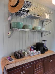 una encimera de cocina con ollas y sartenes en un estante en Modern, Amish-Built Farmhouse, 3 bedrooms sleeps 6, en Medina 7 fotos más