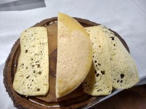 un plato con tres rebanadas de pan. en Quarto Pérola simples, en Gonçalves