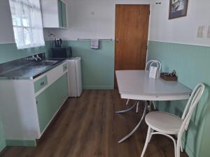 Kuchyň nebo kuchyňský kout v ubytování Bings Motel