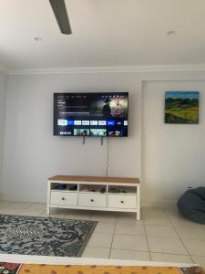 Μια τηλεόραση ή/και κέντρο ψυχαγωγίας στο Bushland on the Beach