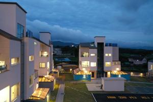 Bazén v ubytování Gyeongju Poolvilla Runtoyou nebo v jeho okolí