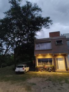 ein weißes Auto, das vor einem Haus parkt in der Unterkunft Casa Bella Vista in San Salvador de Jujuy