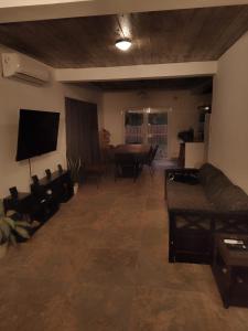 ein Wohnzimmer mit Sofa und Tisch in der Unterkunft Casa Bella Vista in San Salvador de Jujuy