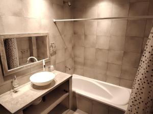ein Badezimmer mit Waschbecken, Badewanne und Toilette in der Unterkunft Casa Bella Vista in San Salvador de Jujuy + 15 Fotos