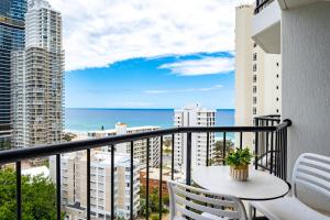 黄金海岸Ocean View studio in Mantra Free WI-FI的带桌椅和海景的阳台