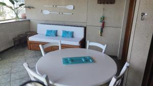 mesa y sillas en una habitación con cama en Apto Torres com vista para o Mar, 3 suítes, sacada com churrasqueira, en Torres 36 fotos más