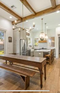 eine Küche mit Holztisch und ein Esszimmer in der Unterkunft Cajun Country Retreat King Beds Patio Arcade Luxe in Lafayette