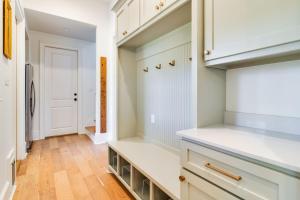 eine Küche mit weißen Schränken und Massivholzböden in der Unterkunft Cajun Country Retreat King Beds Patio Arcade Luxe in Lafayette + 35 Fotos