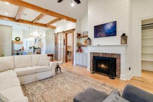 ein Wohnzimmer mit einer weißen Couch und einem Kamin in der Unterkunft Cajun Country Retreat King Beds Patio Arcade Luxe in Lafayette