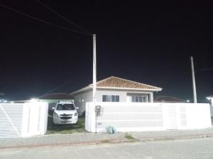 a white car parked in front of a house at Casa temporada regiao dos lagos São pedro in São Pedro da Aldeia