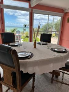 a dining table with a view of the ocean at La Celeste casa de playa in Las Grutas