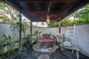 Ein Garten an der Unterkunft The Lovina