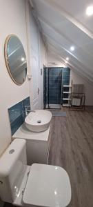 Koupelna v ubytování Appartement neuf a 150 metres de la mer wifi + 37 fotografií