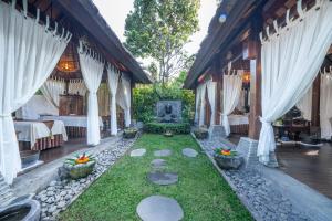 Ein Garten an der Unterkunft The Lovina