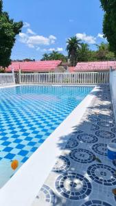 a swimming pool with a blue and white tile floor at Alquiler cabaña Melgar in Melgar