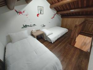 Tempat tidur dalam kamar di 湖峰古厝民宿