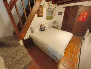 Tempat tidur dalam kamar di 湖峰古厝民宿