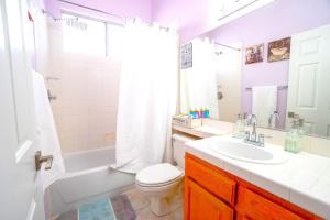 Koupelna v ubytování Private Guestrooms in North Las Vegas Area + 37 fotografií