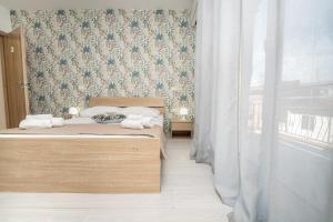 巴勒莫Central Room 128L的卧室里有一张带花卉壁纸的床