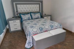 une chambre avec un lit et deux tables de nuit dans l'établissement Casa Vacacional en calvillo, à El Rodeo