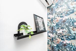 巴勒莫Central Room 128L的黑架,有植物,不打扰标志