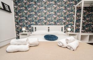 巴勒莫Central Room 128L的一间卧室配有一张带蓝色枕头和毛巾的床