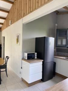 Kuchyň nebo kuchyňský kout v ubytování Maison bien équipée avec Clims Netflix Lave Vaiselle Belles Rivieres à 4km