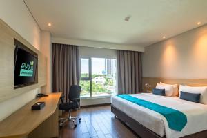 TV a/nebo společenská místnost v ubytování Hotel AYOLA Lippo Cikarang