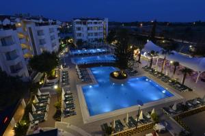 Bazén v ubytování Calimera Side Resort nebo v jeho okolí
