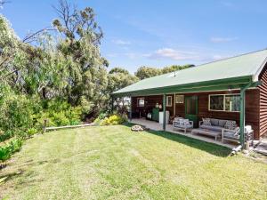 una casa con tetto verde e un cortile di Ryma Cottage - Prevelly NEW a Prevelly