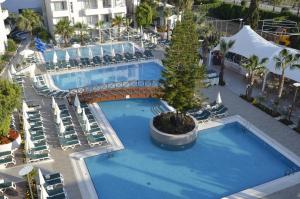 Bazén v ubytování Calimera Side Resort nebo v jeho okolí